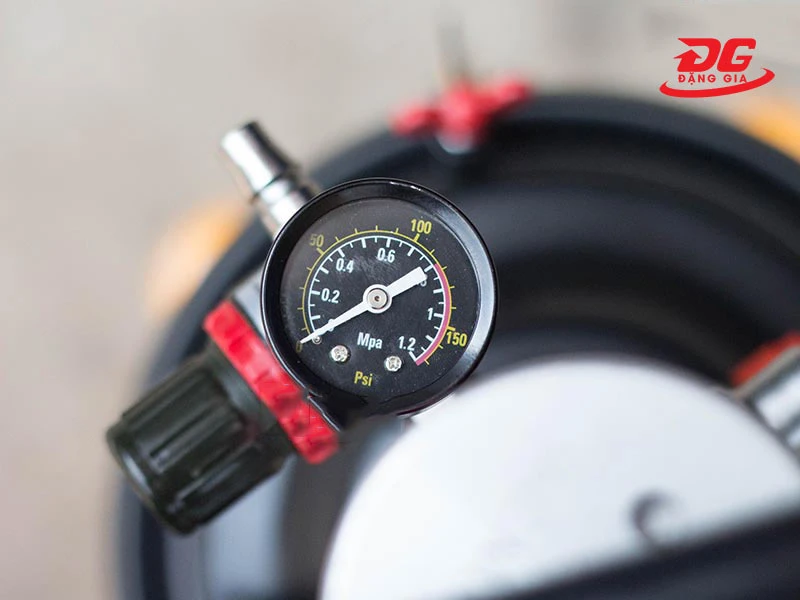 Đồng hồ điều áp của máy bơm mỡ khí nén