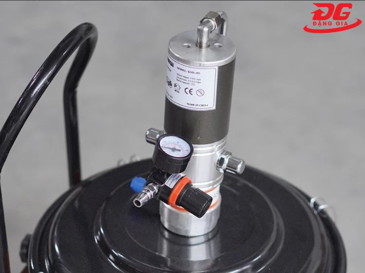Đồng hồ và cụm chỉnh áp máy bơm mỡ Kumisai 35L model KMS-35S