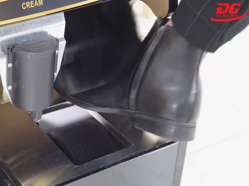 đưa giày vào vị trí chổi đánh bóng