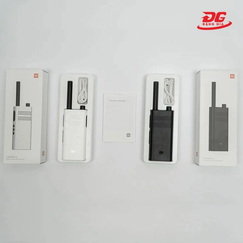 Full hộp phụ kiện có thân máy, anten, cáp sạc và sách hướng dẫn