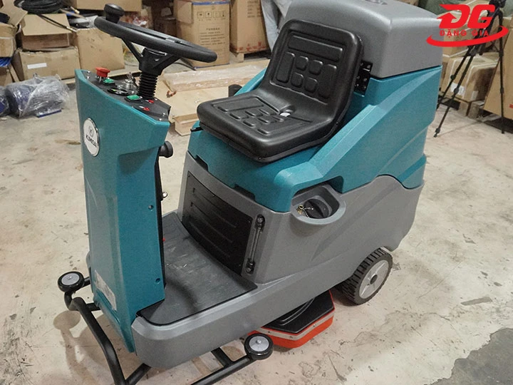 Giá máy chà sàn liên hợp ngồi lái Kumisai KMS 60B