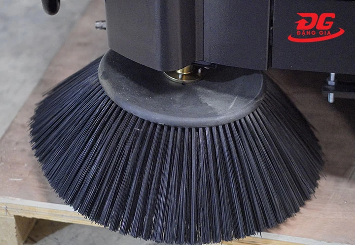 giá chổi xe quét đường