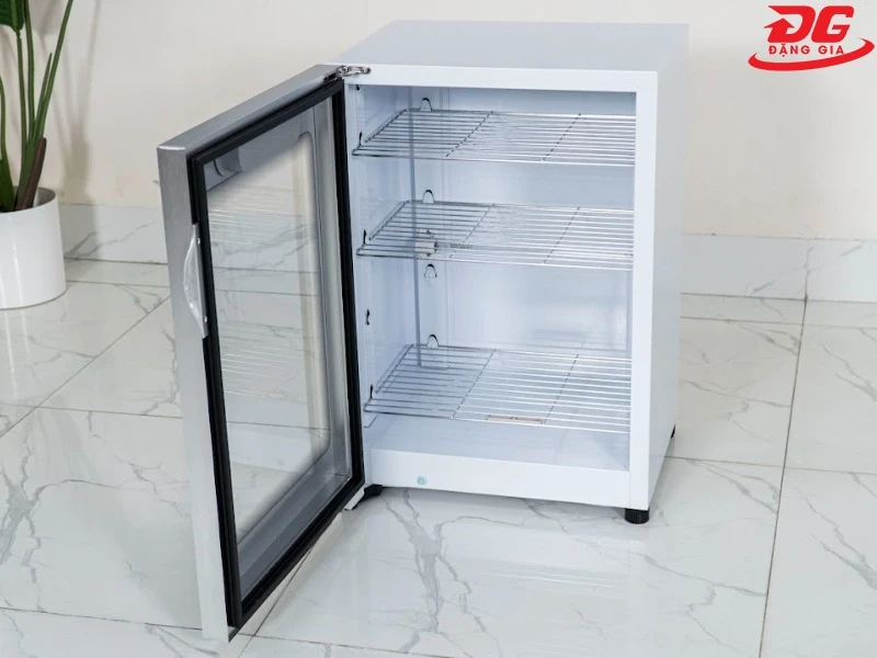 Giá đỡ giày rộng rãi, giúp sấy được nhiều đôi giày cùng lúc