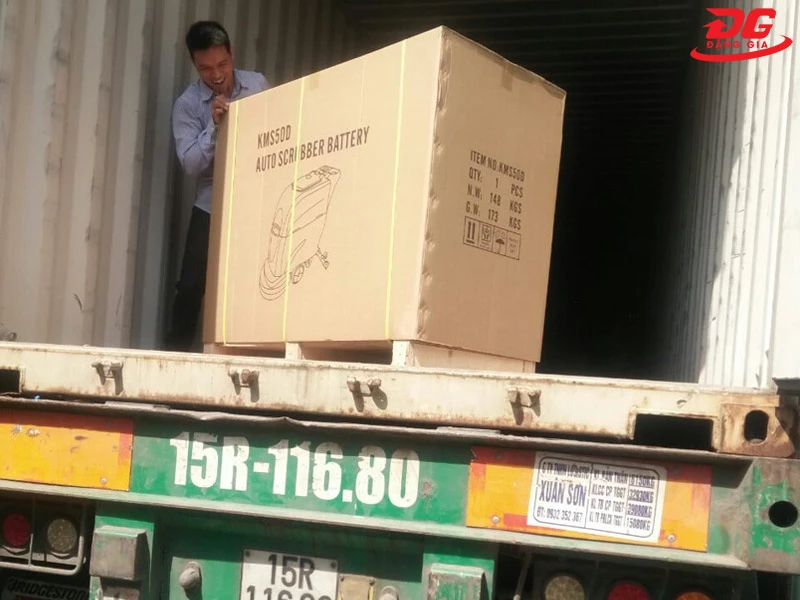 nhan-vien-dang-gia-giao-hang-tan-noi