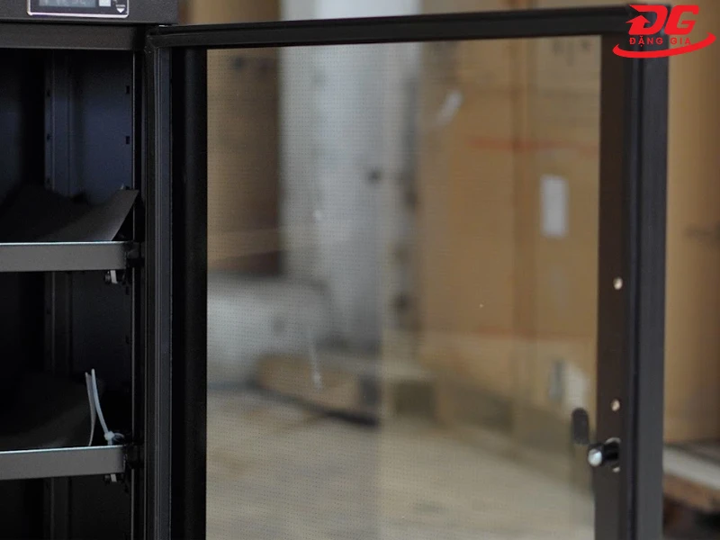 Gioăng cao su bao quanh cửa tủ để hạn chế sự xâm nhập của các yếu tố gây hại