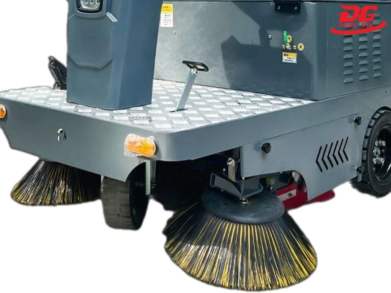 chổi hai bên xe quét rác ngồi lái Kumisai KMS 160E