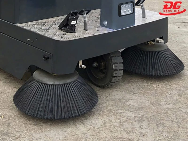 chổi xe quét rác ngồi lái Kumisai KMS-1400E