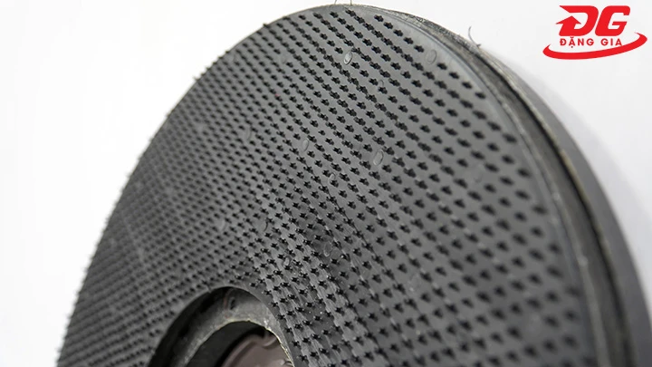 Bề mặt có nhiều gai nhọn bố trí với mật độ hợp lý