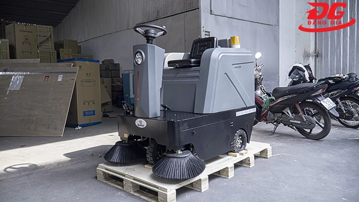 Xe quét rác ngồi lái Kumisai KMS-1250E