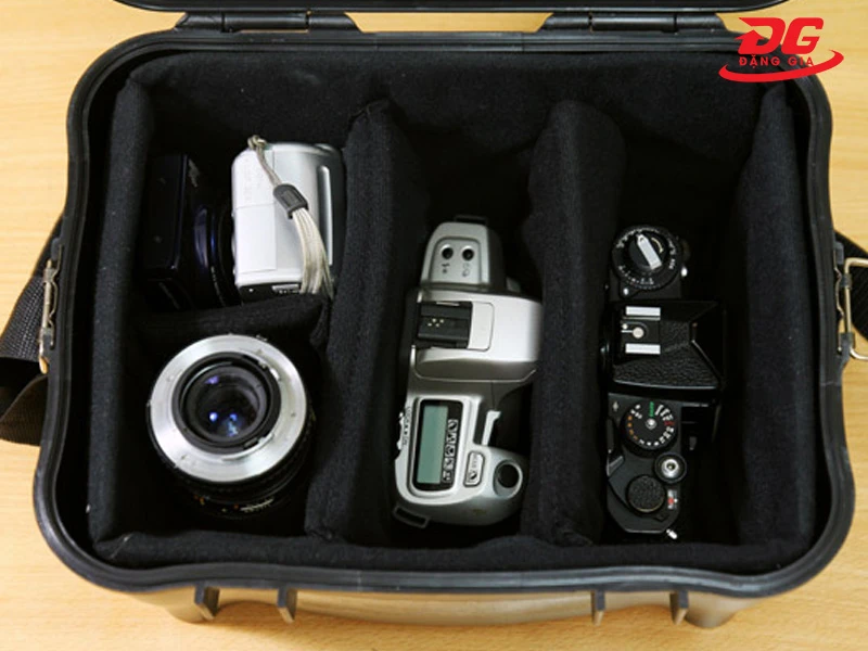 Hộp có thể bảo quản từ 2-3 máy ảnh và 1 ống kính