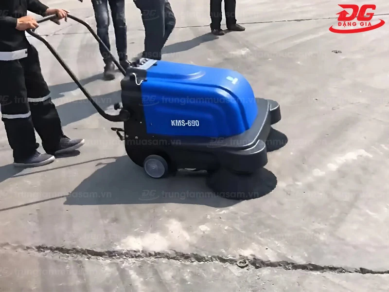 xe quét đường hút bụi Kumisai