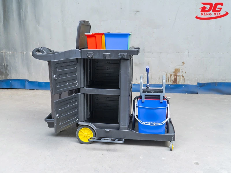 khong-gian-ben-trong-xe-day-don-ve-sinh-kumisai-kms-af08190h