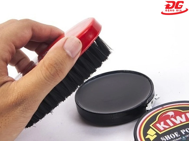 Lấy một lượng xi vừa đủ để dùng cho đôi giày của bạn