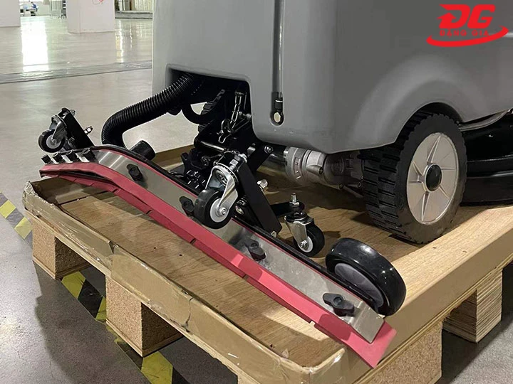 Lưới gạt nước Máy chà sàn liên hợp ngồi lái Kumisai KMS 60B