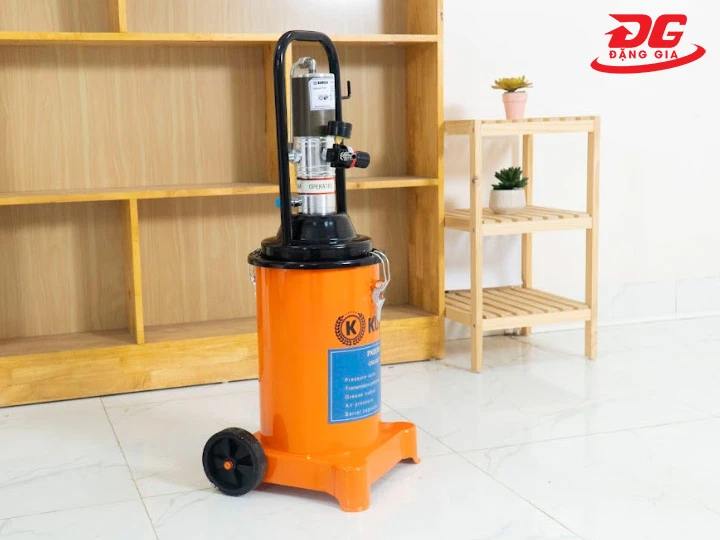 Sử dụng máy bơm mỡ Kumisai KMS-12S