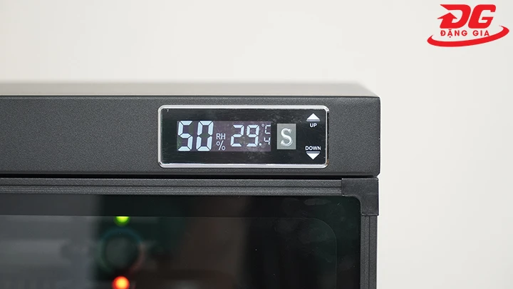 Màn hình hiển thị tủ chống ẩm Kumisai DHC 60