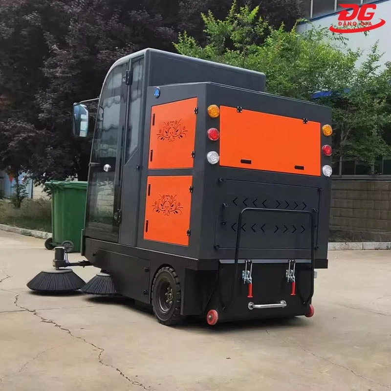 mặt sau Xe quét rác ngồi lái Kumisai KMS-S13