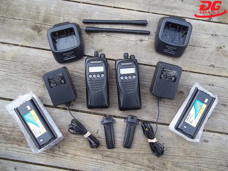 Bộ đàm liên lạc cầm tay Kenwood TK2212 và các phụ kiện