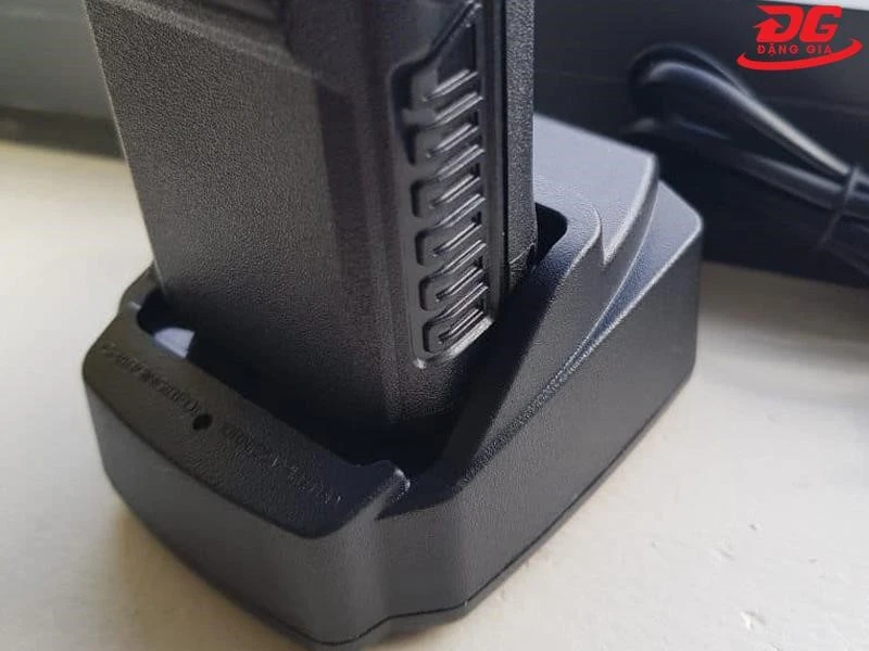 Tiến hành sạc khi máy báo tín hiệu pin kém hay loa nhỏ dần