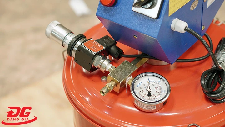 Chi tiết bộ phận máy bơm mỡ Palada PD 6040.