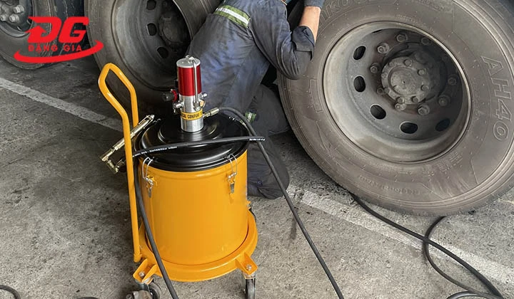 Máy bơm mỡ khí nén Palada PD-A9 trong công việc