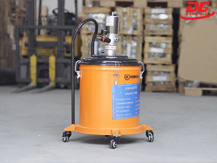 máy bơm mỡ Kumisai 35L model KMS-35S thiết kế nhỏ gọn