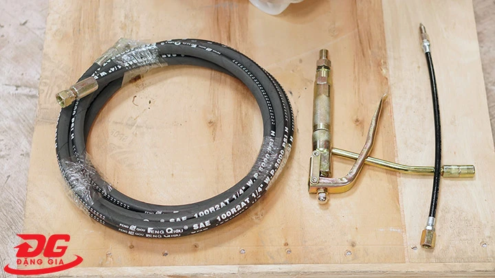 Phụ kiện đi kèm máy bơm mỡ bằng điện Palada PD 6040