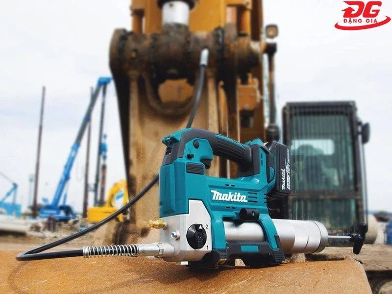 ứng dụng máy bơm mỡ dùng pin Makita DGP180Z