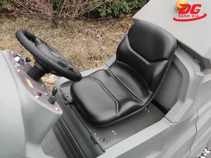 Máy chà sàn ngồi lái Kumisai KMS 245 dễ sử dụng