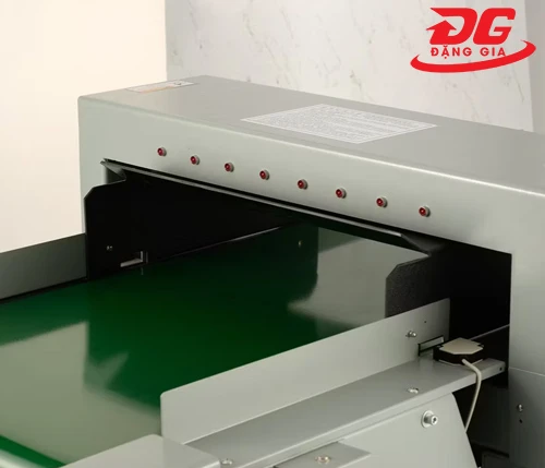 máy dò kim loại trong ngành may mặc VFG-800K