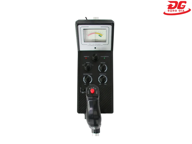 Sử dụng các nút điều chỉnh để tiến hành dò tìm kim loại