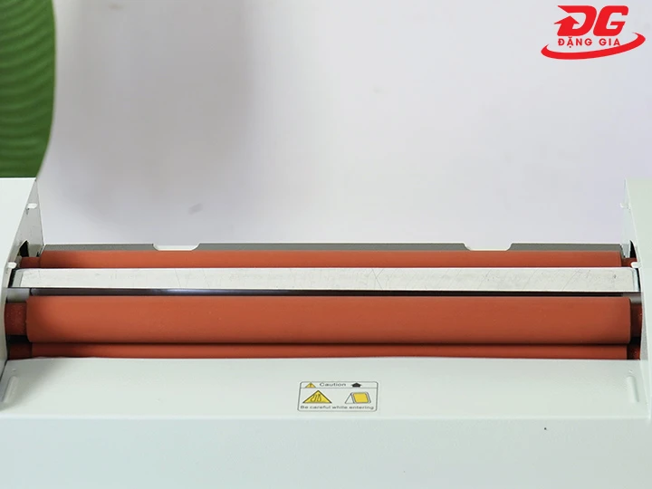 Máy ép plastic YT-330 có 4 trục rulo