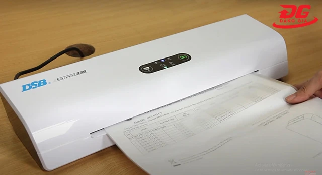 Đưa thẳng vật phẩm cần ép vào máy