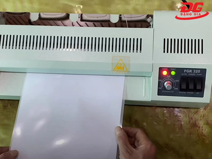 Máy ép plastic FGK 320 Laminator điều khiển thông minh, chống kẹt