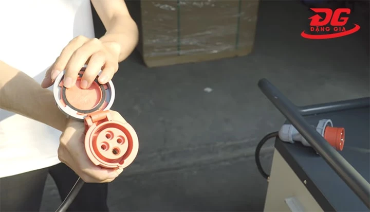 máy hút bụi 3 pha Kumisai KMS 75VZ chính hãng