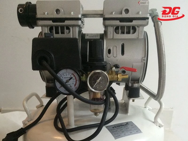 Cụm động cơ và một số chi tiết máy như đồng hồ, công tắc áp suất,...