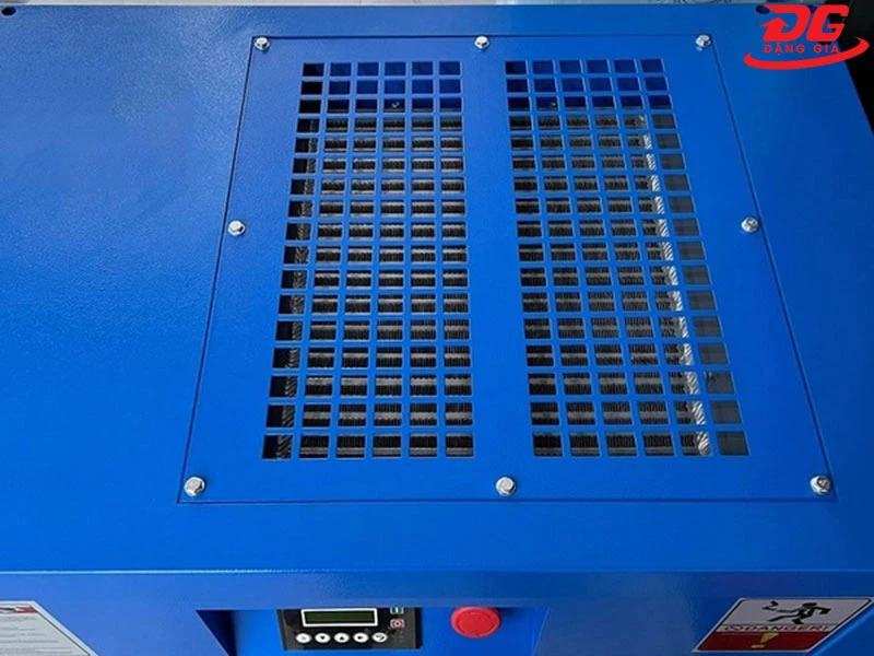 Các khe tản nhiệt được bố trí quanh thân máy để hỗ trợ làm mát, giải nhiệt cho thiết bị