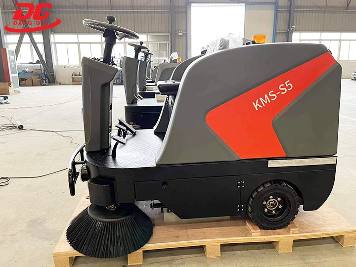 máy quét rác ngồi lái Kumisai KMS-S5