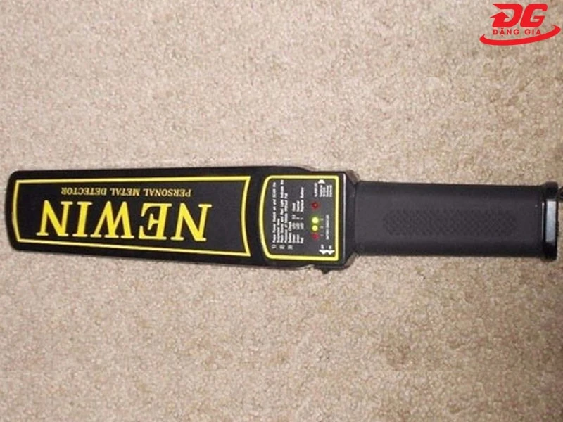 Máy dò kim loại cầm tay Newin M7