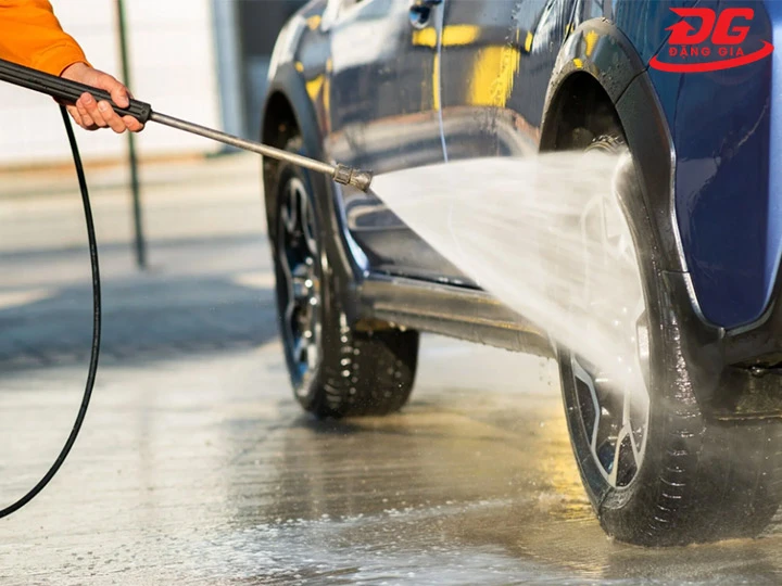 máy rửa xe cao áp Kumisai 20M32-5.5T4 xịt rửa vết bẩn cứng đầu