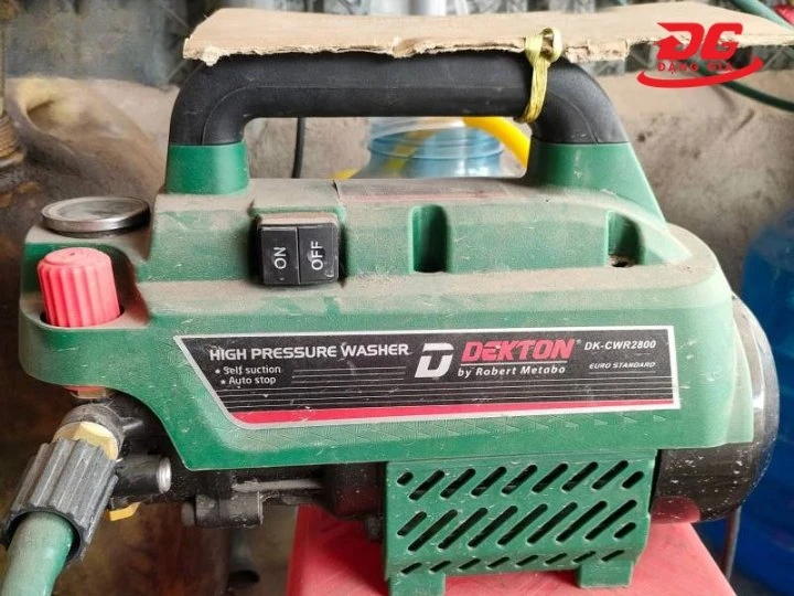 Máy quá cũ khiến máy rửa xe bị rung giật