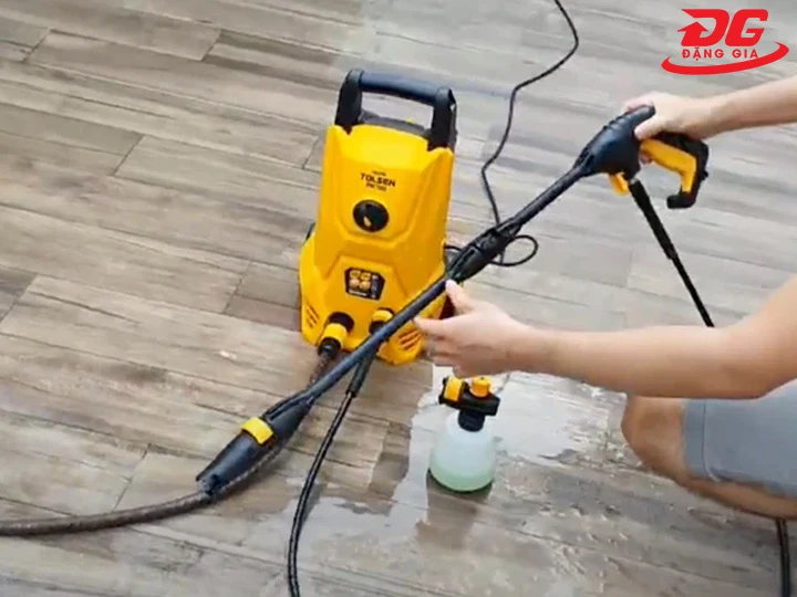 Máy rửa xe Tolsen gọn nhỏ