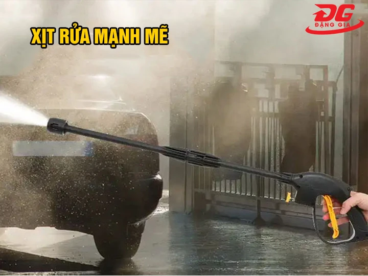 Máy rửa xe Tolsen xịt rửa mạnh mẽ