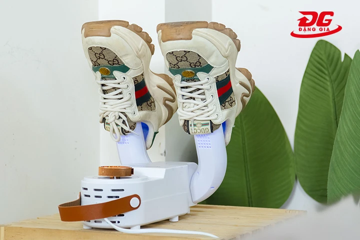 Máy sấy giày Kumisai KMS A2 diệt khuẩn, khử mùi rất hiệu quả