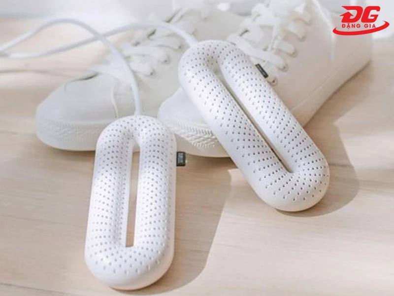 Một chiếc máy sấy giày dép nhỏ gọn kiểu cầm tay