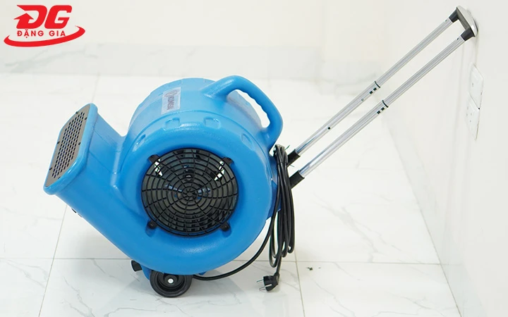 trang bị bánh xe to linh hoạt