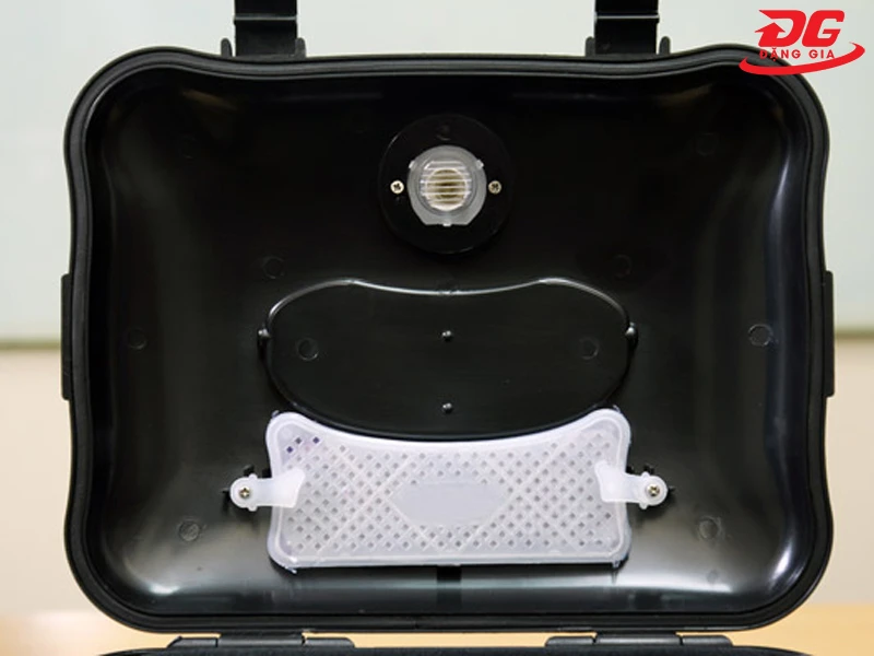 Miếng hút ẩm có chứa các hạt Silicagel