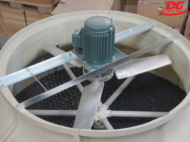 Mô tơ lắp trên đỉnh tháp có nhiệm vụ làm quay cánh quạt