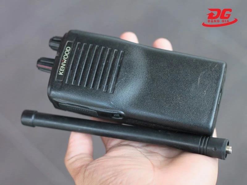 Lớp vỏ ngoài làm từ nhựa ABS cứng cáp, chắc chắn