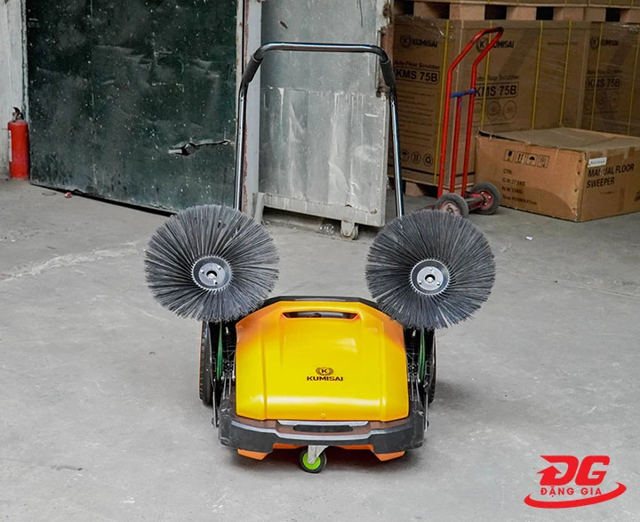 nâng chổi lên khi không sử dụng